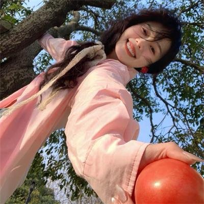 庭院里的女人
